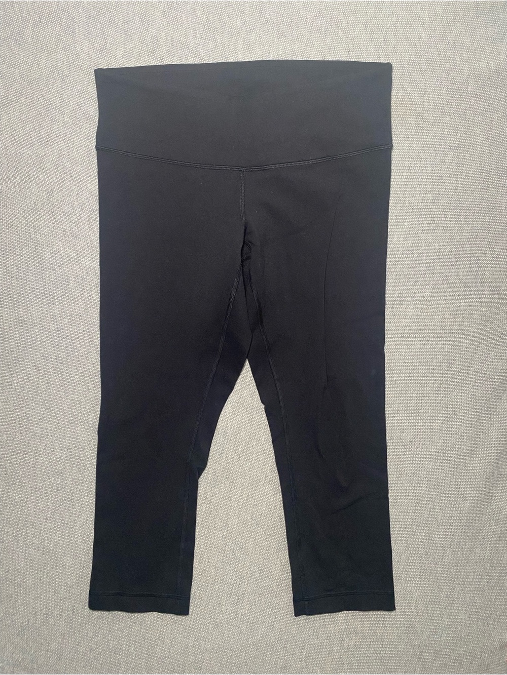 Lululemon Women’s Size 6 Solid Black Cropped Leggings Older Version